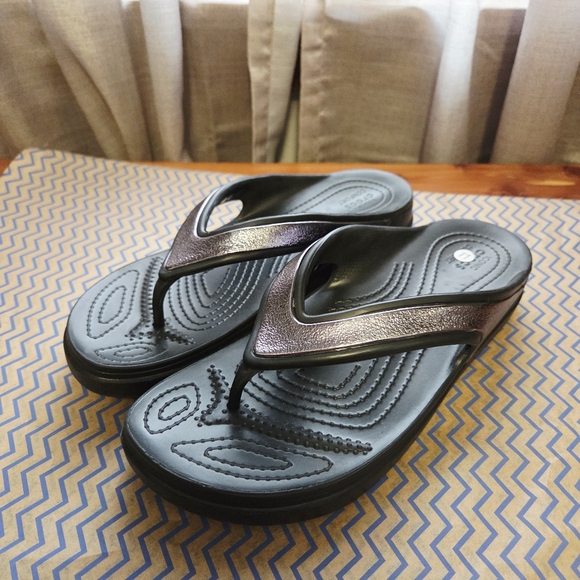 crocs iconic comfort sloan shine thong sandals 11 - Picture 2 of 8